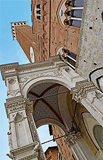 Cappella di Piazza del Campo ai piedi della Torre del Mangia